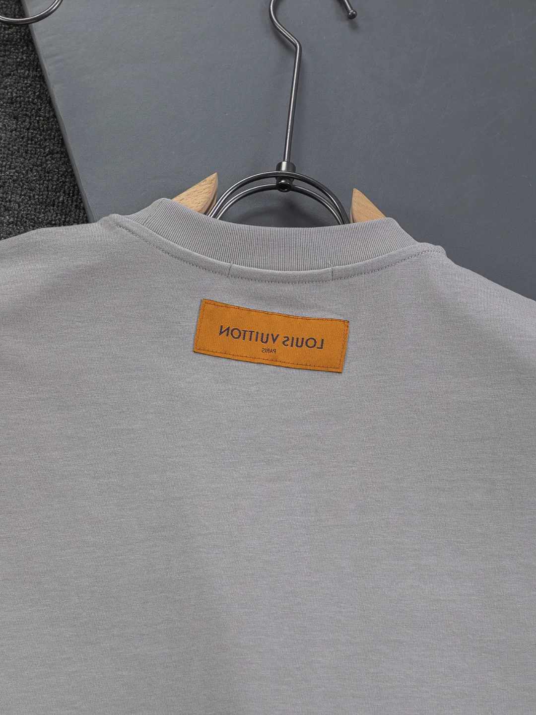 🅿️190 Louis Vuitton 1V LV micro-wide version S-XL LV 26ss New product counters are on the shelves at the same time Multi-process digital direct printing Various travel patches on the chest Micro-stamp printing Round-neck short-sleeved T-shirts, the same style for men and women! Consigned to one-to-one creation. Synchronized with the official website, pure cotton fabrics at the counter! It is close to the skin and comfortable, durable and easy to wear. It has a classic and simple logo design and meticulous original craftsmanship. Short-sleeves, a must-have item for men, do not appear to be the same for the general public, but must be unique and eye-catching. This LV short-sleeve is all about quality, comfort, the same shape and fashion as always, including fabrics and cutting techniques. All of them have been made with great effort! 320 grams of washed pure cotton fabric, pure cotton is breathable, very refreshing and comfortable for daily wear. The rib knitting on the neckline is smooth and tight, and the neckline will not be skewed if you toss it at will. The loose version, you will find that it looks really good on the upper body. The overall is minimalist and neat, super versatile for daily use! Pair it casually with a pair of pants for a youthful look. A T-shirt will make your outfit crazy. It is a fashionable item that can never go wrong! Color: Black White Gray Size: S-XL Size chart: S: Shoulder width 50-Bust 56-Length 70 M: Shoulder width 52-Bust 57-Length 72 L: Shoulder width 54-Bust 59-Length 74 XL: Shoulder width 56-Bust 62-Length 76